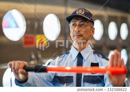 保安，老人 132386622