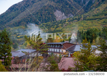 奧飛驒溫泉鄉的秋天：平湯溫泉的蒸氣升騰 132386930
