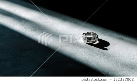 光影交織的婚戒，極簡主義的構圖，表達寧靜與情感 132387008