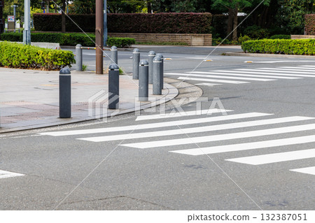 安裝在十字路口人行道和人行道上的行人保護柱 132387051