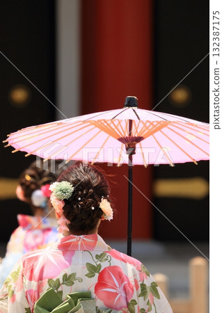 一個帶著遮陽傘走路的女人 一個帶著遮陽傘走路的女人 132387175