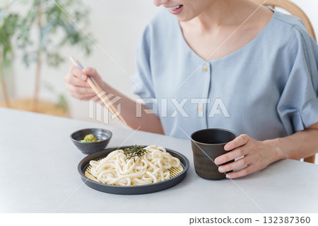 一名婦女正在吃 Zaru Udon 132387360