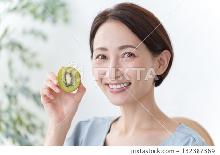 吃獼猴桃的婦女 132387369