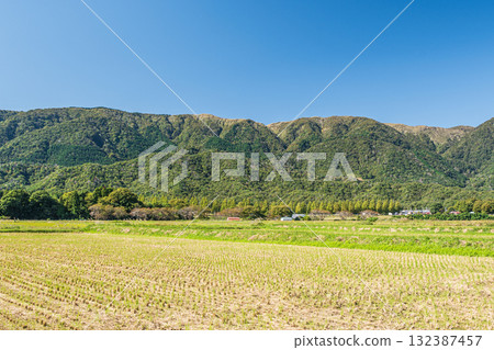 滋賀縣高島市牧野町收割後的稻田裡看到的野坂山脈 滋賀縣高島市牧野町收割後的稻田裡看到的野坂山脈 132387457