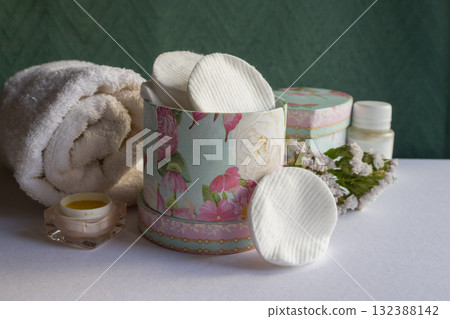 Cotton pads, beauty products in a delicate composition, ideal for beauty salons and spas. 132388142