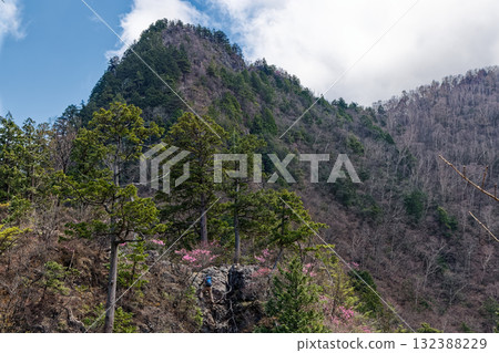 初春時節,登山者們沿著龍神山八丁脊的岩石地形行走 初春時節,登山者們沿著龍神山八丁脊的岩石地形行走 132388229