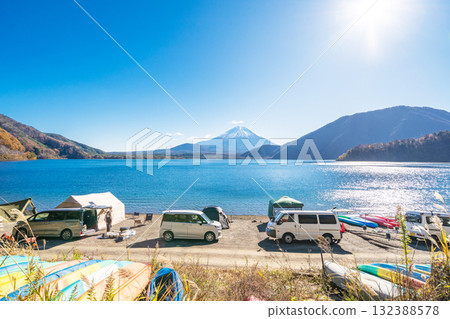 Scenery of a campsite on the shores of Lake Motosu in Yamanashi Prefecture 132388578