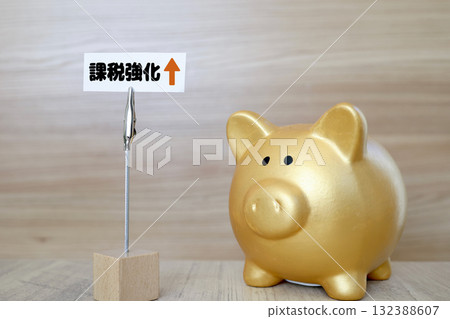 增稅的圖片。儲蓄罐和資產稅的象徵。 132388607