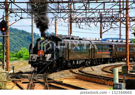 初夏時節,萬物復甦,綠意盎然,駛向日光……SL大樹二號列車飛馳而上,抵達東武日光站。 初夏時節,萬物復甦,綠意盎然,駛向日光……SL大樹二號列車飛馳而上,抵達東武日光站。 132388668