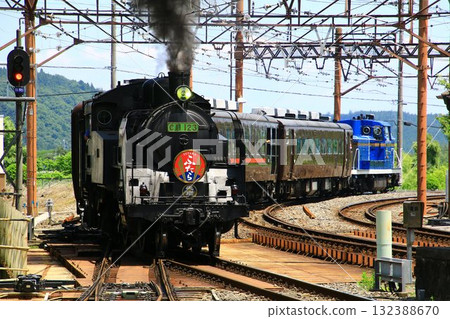 Towards Nikko in the fresh greenery of early summer... The SL Daiki Futara races up an incline and arrives at Tobu Nikko Station 132388670