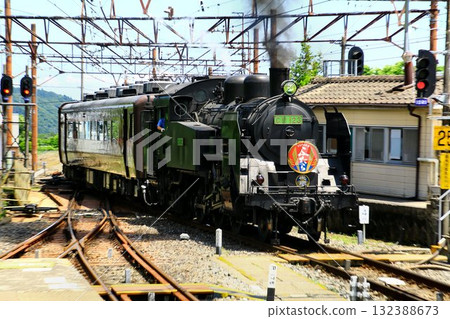 Towards Nikko in the fresh greenery of early summer... The SL Daiki Futara races up an incline and arrives at Tobu Nikko Station 132388673