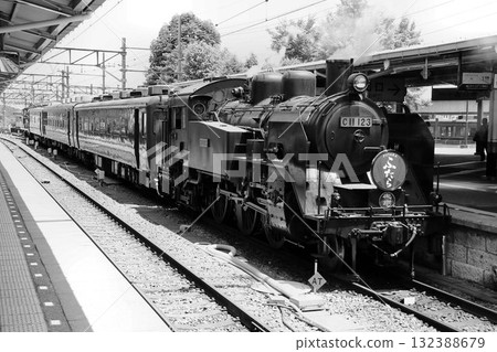 歡迎來到初夏的日光…SL大基二賴號爬坡抵達東武日光站 132388679