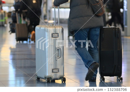 旅客在機場拉著行李箱 旅客在機場拉著行李箱 132388706