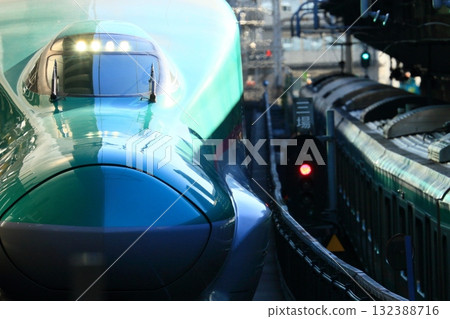 Shinkansen Hayabusa leading car Tohoku Shinkansen Hayabusa departing from Tokyo Station 132388716