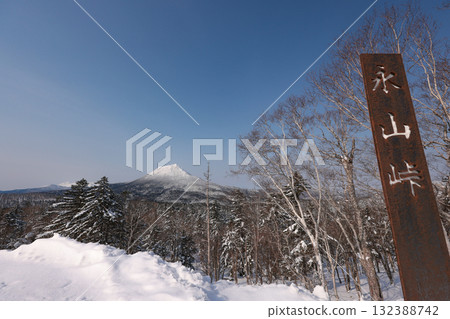 俯瞰雄寒山的長山峠路標 132388742