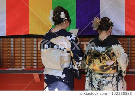 穿著日式服裝的遊客抽籤 租借和服 租借振袖 穿著日式服裝的遊客抽籤 租借和服 租借振袖 132388828