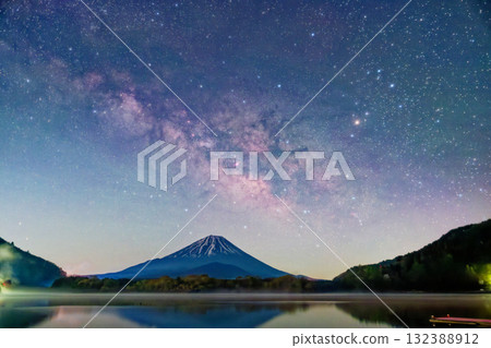 從精進湖看到的富士山和夏季銀河 132388912