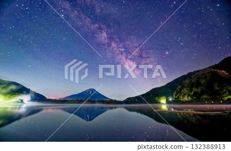 從精進湖看到的富士山和夏季銀河 132388913