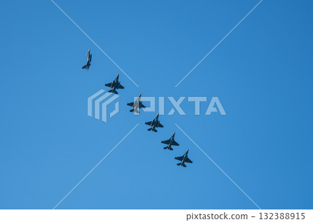F2在航展上進行機動飛行演示 132388915