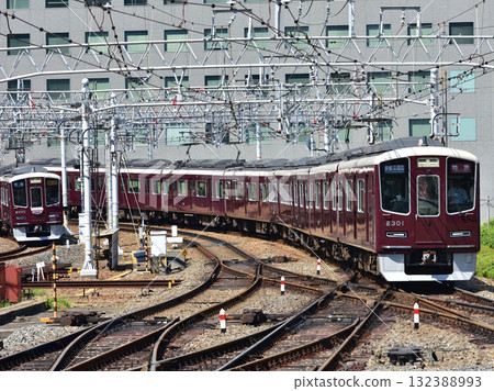 Hankyu Kyoto Line 2300 series arriving at Osaka Umeda 132388993