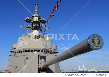 Gun barrel and bridge of the destroyer Shiranui 132389041