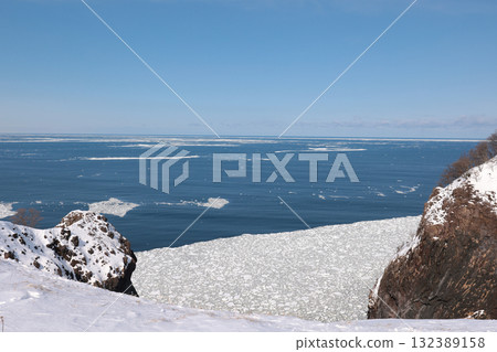 流冰抵達知床市 Utoropereke 瀑布附近 132389158