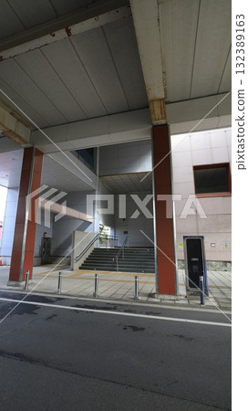 Elevators are installed at the north exit of Kozukue Station on the JR Yokohama Line, the closest station to Nissan Stadium. 132389163