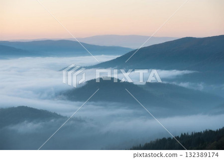 人工智慧生成的雲海覆蓋的山脈 132389174