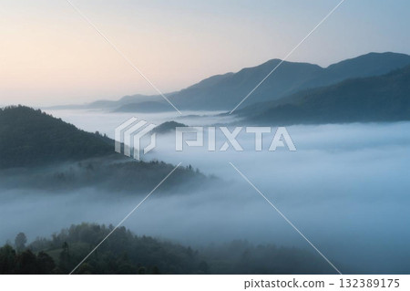 人工智慧生成的雲海覆蓋的山脈 132389175