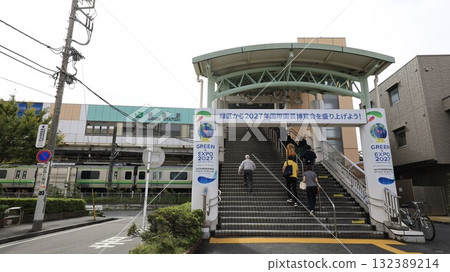 The elevator is located behind the stairs at the north exit of Kamoi Station on the JR Yokohama Line. 132389214