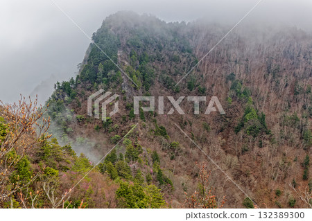 奧秩父市的兩神山雲霧繚繞 奧秩父市的兩神山雲霧繚繞 132389300