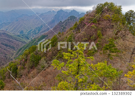 從良神山八丁嶺望去,西嶽和赤岩嶺被霧氣籠罩 從良神山八丁嶺望去,西嶽和赤岩嶺被霧氣籠罩 132389302