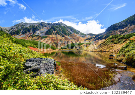The beautiful reflection of Midorigaike Pond and the stunning autumn scenery of the Tateyama mountain range, Tateyama Kurobe Alpine Route, Murododaira, Toyama Prefecture 132389447