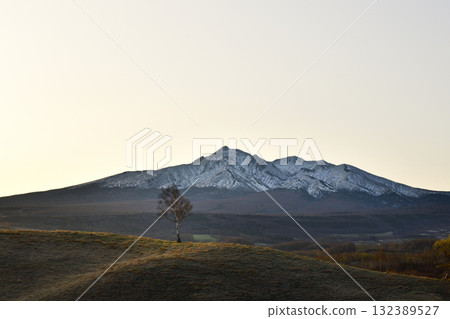 Hoshikazenooka and Mount Shari in early spring in April 132389527
