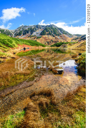富山縣立山黑部阿爾卑斯山脈路線，山上美麗的綠池和立山山脈的壯麗秋景 132389529