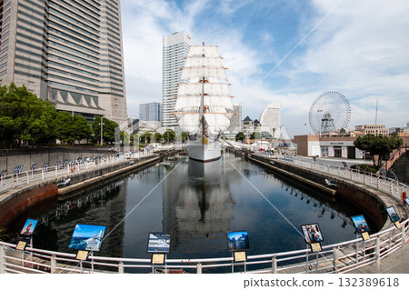 滿載帆船的日本丸號和港未來城市景觀 132389618