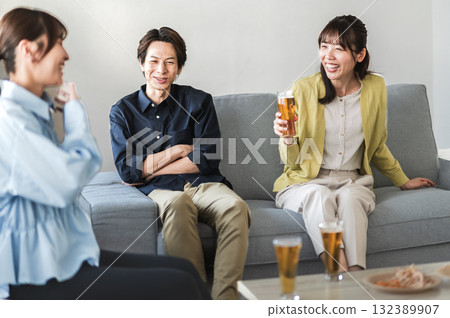 三個男人和女人在喝酒聚會 132389907