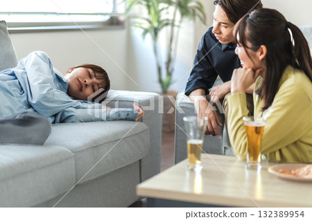 男人和女人看著一個醉酒的女人 男人和女人看著一個醉酒的女人 132389954