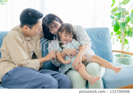 夫婦和孩子坐在沙發上 132390006