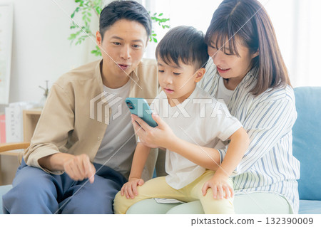 Families using smartphones Families using smartphones 132390009