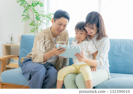 一家人在客廳看平板電腦 132390010