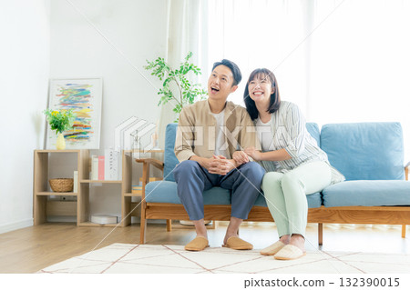 中間夫婦在客廳裡放鬆 132390015