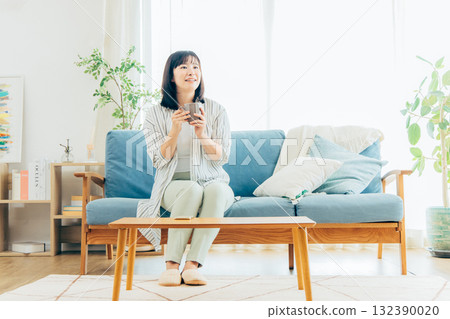 客廳裡的年輕女子 132390020