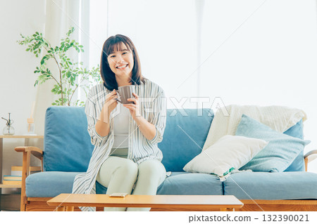 Living room young woman Living room young woman 132390021