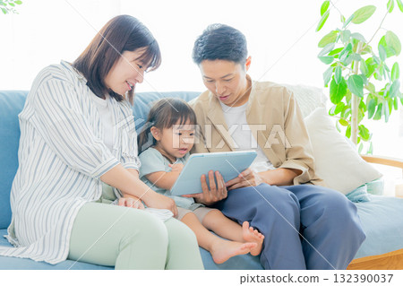 一家人在客廳看平板電腦 132390037