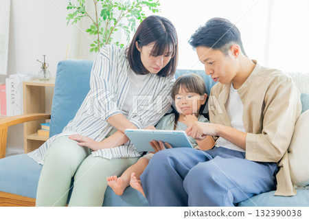 一家人在客廳看平板電腦 132390038