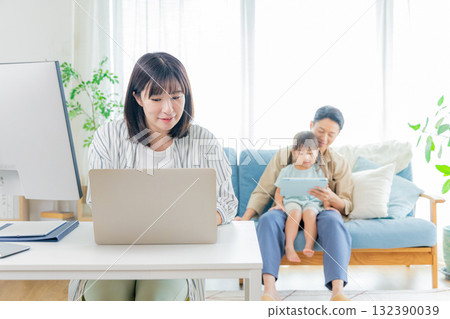 父母和孩子在客廳裡使用個人電腦 132390039