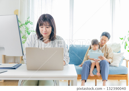 父母和孩子在客廳裡使用個人電腦 132390040