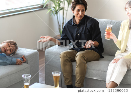 A drunk woman and a helpless man and woman 132390053