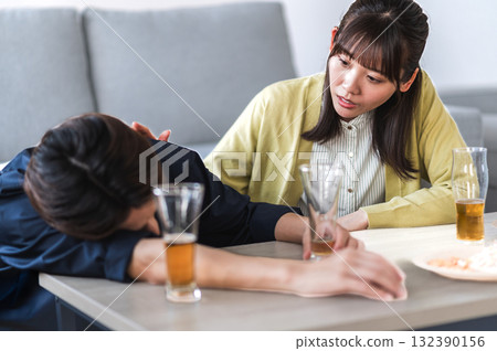 一名女子向一名醉酒男子喊話 132390156